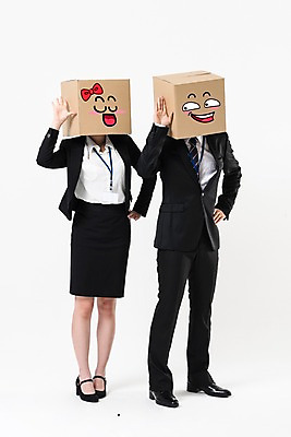 포토 JPG 스튜디오촬영 전신 여자 남자 실내 서기 웃음 정장 손짓 20대 성인 두명 앞모습 30대 비즈니스라이프 듣기 한국인 비즈니스맨 비즈니스우먼 엿듣기 종이상자 성인만 국내포토 라이프스타일 옷 뷰포인트 비즈니스 모션 표정 사람 동양인 청년 내부 장년 상자 직장인 파일형식