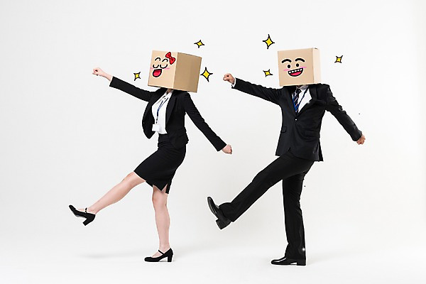 포토 JPG 스튜디오촬영 전신 여자 남자 실내 웃음 정장 20대 성인 두명 옆모습 30대 비즈니스라이프 걷기 활발 한국인 비즈니스맨 비즈니스우먼 종이상자 성인만 국내포토 라이프스타일 옷 뷰포인트 컨셉 비즈니스 모션 표정 사람 동양인 청년 내부 장년 상자 직장인 파일형식