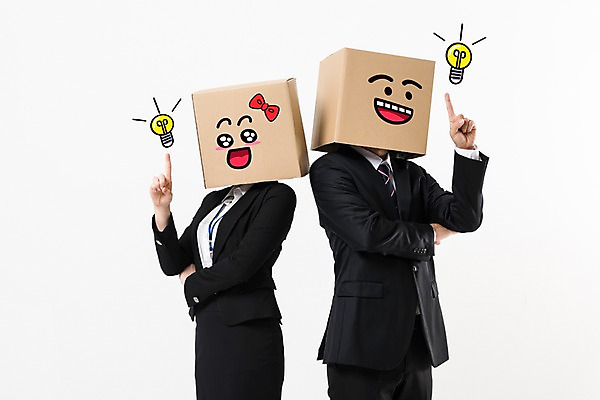 포토 JPG 스튜디오촬영 여자 남자 전구 아이디어 실내 서기 웃음 정장 손짓 상반신 20대 성인 두명 옆모습 30대 비즈니스라이프 한국인 비즈니스맨 비즈니스우먼 종이상자 성인만 국내포토 라이프스타일 옷 뷰포인트 컨셉 비즈니스 모션 표정 사람 동양인 청년 내부 장년 상자 직장인 파일형식