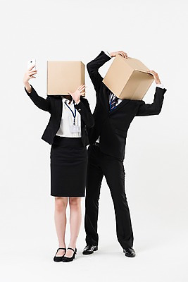 포토 JPG 스튜디오촬영 전신 여자 남자 포즈 실내 서기 들기 정장 20대 성인 두명 앞모습 30대 비즈니스라이프 스마트폰 한국인 비즈니스맨 비즈니스우먼 셀프카메라 종이상자 손하트 성인만 국내포토 라이프스타일 옷 뷰포인트 비즈니스 모션 사람 동양인 손짓 청년 내부 장년 핸드폰 스마트기기 상자 사진촬영 직장인 파일형식