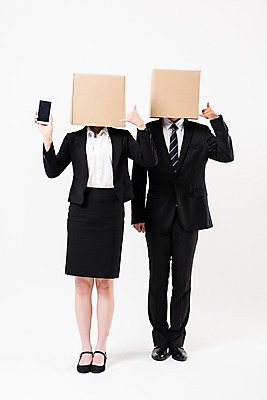 포토 JPG 스튜디오촬영 전신 여자 남자 실내 서기 들기 정장 손짓 20대 성인 두명 앞모습 30대 비즈니스라이프 스마트폰 한국인 비즈니스맨 비즈니스우먼 종이상자 손전화 성인만 국내포토 라이프스타일 옷 뷰포인트 비즈니스 모션 사람 동양인 청년 내부 장년 핸드폰 스마트기기 상자 직장인 파일형식