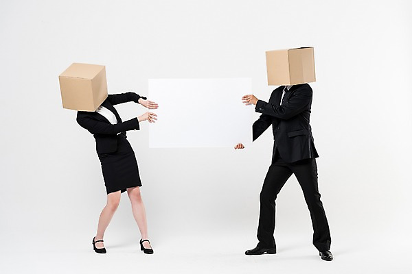 포토 JPG 스튜디오촬영 전신 배너 여자 남자 사각프레임 광고판 알림판 실내 서기 들기 정장 20대 성인 두명 앞모습 30대 비즈니스라이프 경쟁 한국인 비즈니스맨 비즈니스우먼 종이상자 성인만 뺏기 국내포토 라이프스타일 옷 뷰포인트 컨셉 비즈니스 모션 프레임 사람 동양인 청년 내부 장년 상자 사각형 직장인 판 파일형식