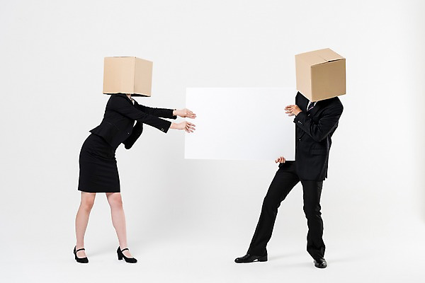 포토 JPG 스튜디오촬영 전신 배너 여자 남자 사각프레임 광고판 알림판 실내 서기 들기 정장 20대 성인 두명 앞모습 30대 비즈니스라이프 경쟁 한국인 비즈니스맨 비즈니스우먼 종이상자 성인만 뺏기 국내포토 라이프스타일 옷 뷰포인트 컨셉 비즈니스 모션 프레임 사람 동양인 청년 내부 장년 상자 사각형 직장인 판 파일형식