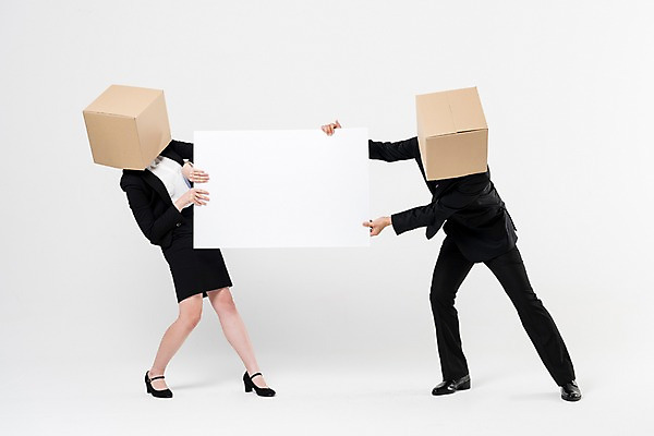 포토 JPG 스튜디오촬영 전신 배너 여자 남자 사각프레임 광고판 알림판 실내 서기 들기 정장 20대 성인 두명 앞모습 30대 비즈니스라이프 경쟁 한국인 비즈니스맨 비즈니스우먼 종이상자 성인만 뺏기 국내포토 라이프스타일 옷 뷰포인트 컨셉 비즈니스 모션 프레임 사람 동양인 청년 내부 장년 상자 사각형 직장인 판 파일형식