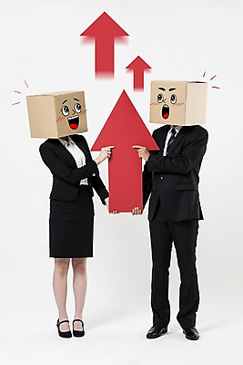 포토 JPG 스튜디오촬영 전신 여자 남자 화살표 실내 서기 웃음 들기 정장 20대 성인 두명 앞모습 30대 비즈니스라이프 놀람 한국인 비즈니스맨 비즈니스우먼 종이상자 상승 성인만 국내포토 라이프스타일 옷 감정 뷰포인트 컨셉 비즈니스 모션 표정 사람 동양인 청년 내부 장년 상자 직장인 파일형식