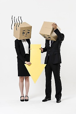 포토 JPG 스튜디오촬영 전신 여자 남자 화살표 실내 서기 들기 정장 20대 성인 두명 앞모습 30대 비즈니스라이프 한국인 슬픔 비즈니스맨 비즈니스우먼 하락 종이상자 성인만 국내포토 라이프스타일 옷 감정 뷰포인트 컨셉 비즈니스 모션 사람 동양인 청년 내부 장년 상자 직장인 파일형식