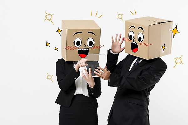 포토 JPG 스튜디오촬영 여자 남자 실내 서기 웃음 들기 정장 상반신 20대 성인 두명 앞모습 30대 비즈니스라이프 태블릿 놀람 한국인 가리킴 비즈니스맨 비즈니스우먼 종이상자 성인만 국내포토 라이프스타일 옷 감정 뷰포인트 비즈니스 모션 표정 사람 동양인 손짓 청년 내부 장년 전자제품 스마트기기 상자 직장인 파일형식