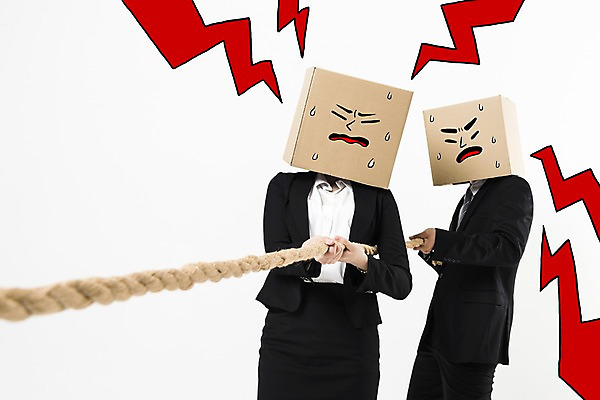 포토 JPG 스튜디오촬영 여자 남자 밧줄 협력 실내 서기 정장 상반신 20대 성인 두명 앞모습 30대 비즈니스라이프 경쟁 한국인 비즈니스맨 비즈니스우먼 당기기 종이상자 동료 줄다리기 성인만 땀흘리기 국내포토 라이프스타일 옷 줄 뷰포인트 컨셉 비즈니스 관계 모션 놀이 사람 동양인 청년 내부 장년 상자 직장인 파일형식