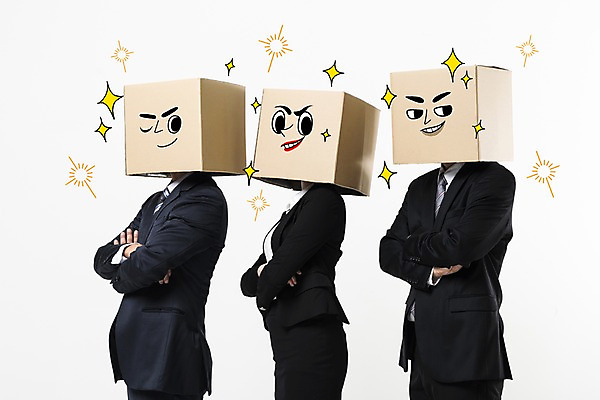 포토 JPG 스튜디오촬영 여자 남자 실내 서기 미소 정장 상반신 20대 성인 옆모습 세명 30대 비즈니스라이프 팔짱 한국인 비즈니스맨 비즈니스우먼 종이상자 성인만 국내포토 라이프스타일 옷 뷰포인트 비즈니스 모션 표정 사람 동양인 청년 내부 장년 상자 직장인 파일형식