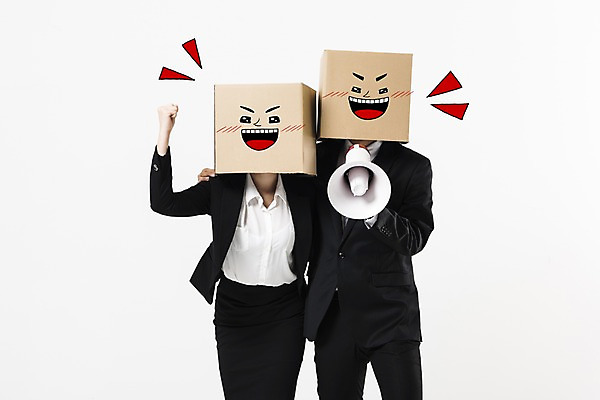 포토 JPG 스튜디오촬영 여자 남자 어깨동무 실내 서기 웃음 들기 정장 상반신 20대 성인 두명 앞모습 30대 비즈니스라이프 파이팅 확성기 외침 한국인 비즈니스맨 비즈니스우먼 종이상자 성인만 국내포토 라이프스타일 옷 뷰포인트 포즈 비즈니스 모션 표정 사람 동양인 청년 내부 장년 상자 소리 직장인 파일형식