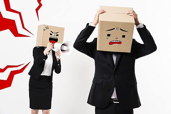 포토 JPG 스튜디오촬영 여자 남자 실내 서기 들기 정장 상반신 20대 성인 두명 앞모습 30대 비즈니스라이프 확성기 외침 한국인 슬픔 분노 비즈니스맨 비즈니스우먼 꾸지람 종이상자 성인만 국내포토 라이프스타일 옷 감정 뷰포인트 비즈니스 모션 사람 동양인 청년 내부 장년 상자 소리 직장인 체벌 파일형식