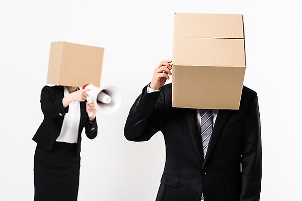 포토 JPG 스튜디오촬영 여자 남자 실내 서기 들기 정장 상반신 20대 성인 두명 앞모습 30대 비즈니스라이프 확성기 외침 한국인 비즈니스맨 비즈니스우먼 꾸지람 종이상자 성인만 국내포토 라이프스타일 옷 뷰포인트 비즈니스 모션 사람 동양인 청년 내부 장년 상자 소리 직장인 체벌 파일형식