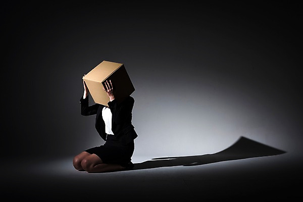 포토 JPG 스튜디오촬영 전신 여자 생각 스트레스 실내 그림자 한명 앉기 20대 성인 옆모습 비즈니스라이프 어둠 한국인 비즈니스우먼 좌절 무릎꿇기 종이상자 고민 치마정장 성인여자한명만 주저앉기 PTSD 국내포토 1 라이프스타일 감정 뷰포인트 컨셉 비즈니스 모션 사람 동양인 정장 청년 내부 치마 상자 직장인 질병 여자한명만 성인여자만 파일형식