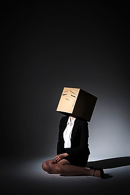 포토 JPG 스튜디오촬영 전신 여자 실내 그림자 한명 앉기 20대 성인 옆모습 비즈니스라이프 어둠 한국인 올려보기 슬픔 비즈니스우먼 좌절 무릎꿇기 종이상자 눈물 치마정장 성인여자한명만 주저앉기 국내포토 1 라이프스타일 감정 뷰포인트 컨셉 비즈니스 모션 사람 동양인 정장 청년 내부 치마 상자 직장인 여자한명만 성인여자만 파일형식