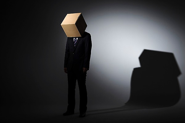 포토 JPG 스튜디오촬영 전신 남자 실내 고개숙이기 그림자 한명 서기 정장 성인 앞모습 30대 비즈니스라이프 어둠 한국인 비즈니스맨 좌절 종이상자 고민 성인남자한명만 PTSD 국내포토 1 라이프스타일 옷 감정 뷰포인트 컨셉 비즈니스 모션 숙이기 사람 동양인 내부 장년 상자 직장인 질병 남자한명만 성인남자만 파일형식