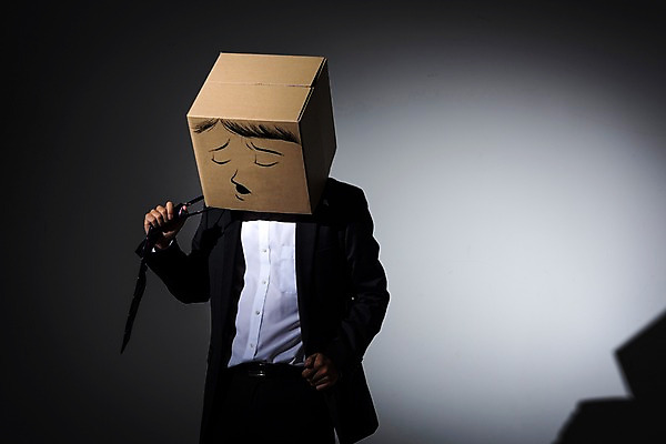 포토 JPG 스튜디오촬영 남자 실내 피곤 한명 서기 정장 상반신 성인 앞모습 30대 비즈니스라이프 어둠 한국인 비즈니스맨 종이상자 고민 성인남자한명만 국내포토 1 라이프스타일 옷 감정 뷰포인트 컨셉 비즈니스 모션 사람 동양인 내부 장년 상자 직장인 남자한명만 성인남자만 파일형식