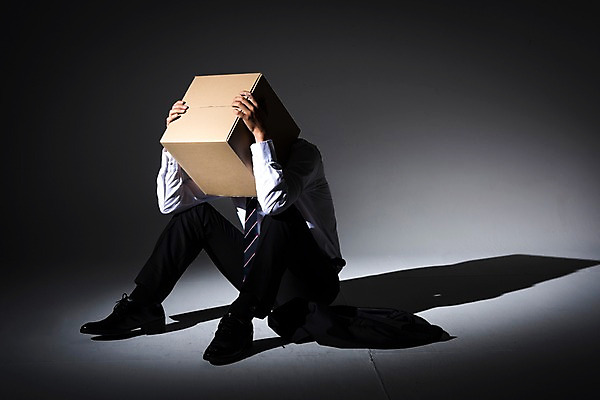 포토 JPG 스튜디오촬영 전신 남자 실내 한명 앉기 정장 성인 앞모습 30대 비즈니스라이프 어둠 한국인 비즈니스맨 좌절 종이상자 고민 성인남자한명만 주저앉기 PTSD 국내포토 1 라이프스타일 옷 감정 뷰포인트 컨셉 비즈니스 모션 사람 동양인 내부 장년 상자 직장인 질병 남자한명만 성인남자만 파일형식