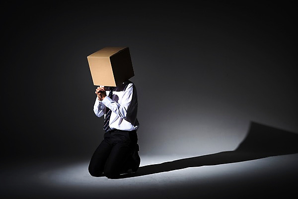 포토 JPG 스튜디오촬영 전신 남자 실내 그림자 한명 앉기 정장 성인 앞모습 30대 비즈니스라이프 어둠 한국인 기도 비즈니스맨 무릎꿇기 종이상자 고민 용서 성인남자한명만 PTSD 국내포토 1 라이프스타일 옷 감정 뷰포인트 컨셉 비즈니스 모션 사람 동양인 내부 장년 상자 직장인 질병 남자한명만 성인남자만 파일형식