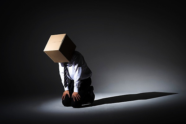 포토 JPG 스튜디오촬영 전신 남자 실내 고개숙이기 그림자 한명 앉기 정장 성인 앞모습 30대 비즈니스라이프 어둠 한국인 비즈니스맨 무릎꿇기 종이상자 고민 용서 성인남자한명만 PTSD 국내포토 1 라이프스타일 옷 감정 뷰포인트 컨셉 비즈니스 모션 숙이기 사람 동양인 내부 장년 상자 직장인 질병 남자한명만 성인남자만 파일형식