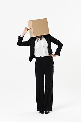 포토 JPG 스튜디오촬영 전신 여자 허리손 포즈 생각 실내 한명 서기 정장 손짓 20대 성인 앞모습 비즈니스라이프 한국인 비즈니스우먼 종이상자 호기심 헷갈림 성인여자한명만 국내포토 1 라이프스타일 옷 감정 뷰포인트 컨셉 비즈니스 모션 사람 동양인 청년 내부 상자 직장인 여자한명만 성인여자만 파일형식