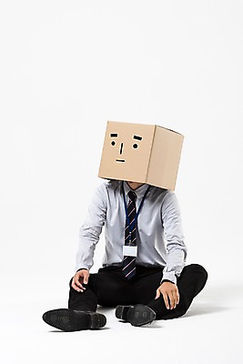 포토 JPG 스튜디오촬영 전신 남자 실내 한명 앉기 정장 성인 앞모습 30대 비즈니스라이프 한국인 비즈니스맨 좌절 종이상자 고민 사원증 성인남자한명만 주저앉기 국내포토 1 라이프스타일 옷 감정 뷰포인트 컨셉 비즈니스 모션 사람 동양인 내부 장년 상자 직장인 남자한명만 성인남자만 파일형식