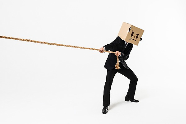 포토 JPG 스튜디오촬영 전신 남자 밧줄 실내 피곤 한명 서기 정장 성인 앞모습 30대 비즈니스라이프 한국인 비즈니스맨 당기기 종이상자 줄다리기 식은땀 성인남자한명만 국내포토 1 라이프스타일 옷 줄 뷰포인트 컨셉 비즈니스 모션 놀이 사람 동양인 내부 장년 상자 직장인 남자한명만 성인남자만 파일형식