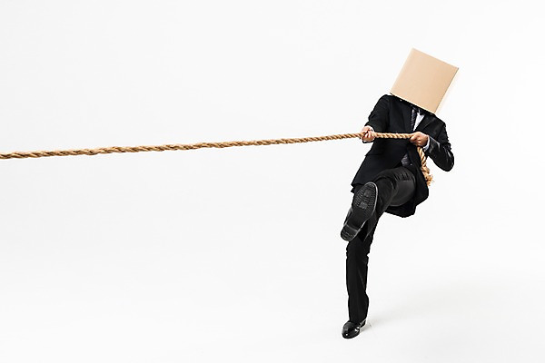 포토 JPG 스튜디오촬영 전신 남자 밧줄 실내 한명 서기 정장 성인 앞모습 30대 비즈니스라이프 한국인 비즈니스맨 당기기 종이상자 줄다리기 다리들기 성인남자한명만 국내포토 1 라이프스타일 옷 줄 뷰포인트 비즈니스 모션 놀이 사람 동양인 내부 장년 상자 직장인 남자한명만 성인남자만 파일형식