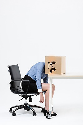 포토 JPG 스튜디오촬영 전신 여자 엎드리기 실내 피곤 한명 앉기 20대 성인 옆모습 비즈니스라이프 한국인 슬픔 비즈니스우먼 좌절 하이힐 종이상자 눈물 치마정장 다리들기 사무용의자 사무용책상 성인여자한명만 국내포토 1 라이프스타일 감정 구두 뷰포인트 컨셉 의자 비즈니스 모션 사람 동양인 정장 청년 내부 치마 상자 직장인 여성화 책상 여자한명만 성인여자만 파일형식