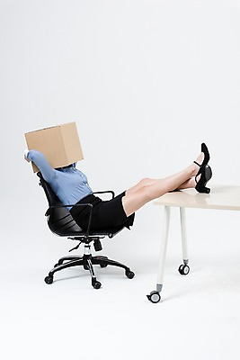 포토 JPG 스튜디오촬영 전신 여자 여유 휴식 실내 한명 앉기 20대 성인 옆모습 비즈니스라이프 한국인 비즈니스우먼 하이힐 종이상자 치마정장 다리들기 사무용의자 사무용책상 성인여자한명만 국내포토 1 라이프스타일 감정 구두 뷰포인트 컨셉 의자 비즈니스 모션 사람 동양인 정장 청년 내부 치마 상자 직장인 여성화 책상 여자한명만 성인여자만 파일형식