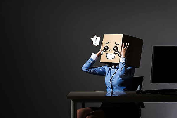 포토 JPG 스튜디오촬영 여자 실내 한명 앉기 상반신 20대 성인 앞모습 비즈니스라이프 어둠 고통 한국인 비즈니스우먼 종이상자 눈물 두통 성인여자한명만 국내포토 1 라이프스타일 감정 뷰포인트 비즈니스 모션 사람 동양인 청년 내부 상자 직장인 질병 여자한명만 성인여자만 파일형식