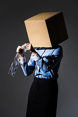 포토 JPG 스튜디오촬영 여자 실내 한명 서기 들기 상반신 20대 성인 앞모습 비즈니스라이프 약 어둠 고통 한국인 비즈니스우먼 종이상자 약봉지 성인여자한명만 국내포토 1 라이프스타일 감정 뷰포인트 비즈니스 의학 모션 사람 동양인 청년 내부 상자 직장인 여자한명만 성인여자만 파일형식