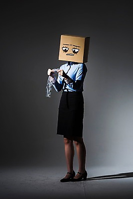 포토 JPG 스튜디오촬영 전신 여자 실내 한명 서기 들기 20대 성인 앞모습 비즈니스라이프 약 어둠 고통 한국인 비즈니스우먼 종이상자 고민 치마정장 약봉투 성인여자한명만 국내포토 1 라이프스타일 감정 뷰포인트 비즈니스 의학 모션 봉투 사람 동양인 정장 청년 내부 치마 상자 직장인 여자한명만 성인여자만 파일형식