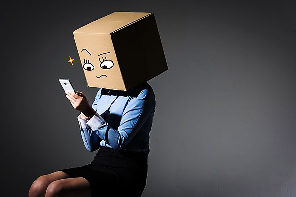 포토 JPG 스튜디오촬영 여자 실내 한명 들기 앉기 상반신 20대 성인 옆모습 비즈니스라이프 스마트폰 어둠 터치 한국인 비즈니스우먼 종이상자 검색 치마정장 성인여자한명만 국내포토 1 라이프스타일 뷰포인트 비즈니스 모션 사람 동양인 정장 청년 내부 핸드폰 스마트기기 치마 상자 직장인 여자한명만 성인여자만 파일형식