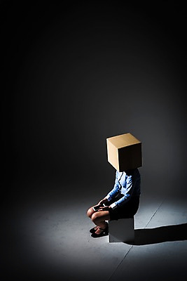 포토 JPG 스튜디오촬영 전신 여자 생각 실내 그림자 한명 들기 앉기 20대 성인 옆모습 비즈니스라이프 스마트폰 하이앵글 어둠 한국인 슬픔 비즈니스우먼 종이상자 고민 치마정장 실연 성인여자한명만 PTSD 국내포토 1 라이프스타일 감정 뷰포인트 비즈니스 모션 사람 동양인 정장 청년 내부 핸드폰 스마트기기 치마 상자 직장인 질병 여자한명만 성인여자만 파일형식