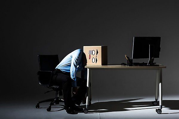 포토 1 라이프스타일 옷 남자 뷰포인트 컨셉 의자 비즈니스 모션 실내 사람 동양인 내부 장년 컴퓨터 상자 직장인 책상 남자한명만 성인남자만 파일형식 한국인 비즈니스라이프 스튜디오촬영 JPG 성인 비즈니스맨 성인남자한명만 한명 30대 종이상자 어둠 정장 피곤 옆모습 앉기 전신 사무용책상 사무용의자 엎드리기 모니터 국내포토