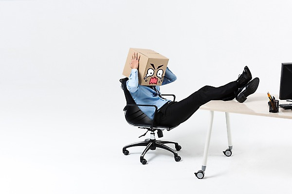 포토 JPG 스튜디오촬영 전신 남자 실내 한명 앉기 정장 성인 옆모습 30대 비즈니스라이프 한국인 다리꼬기 비즈니스맨 종이상자 눈물 고민 두통 다리들기 사무용의자 사무용책상 성인남자한명만 국내포토 1 라이프스타일 옷 감정 뷰포인트 의자 비즈니스 모션 사람 동양인 내부 장년 상자 직장인 질병 책상 남자한명만 성인남자만 파일형식