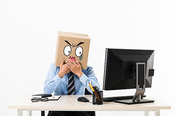 포토 JPG 스튜디오촬영 남자 실내 한명 앉기 정장 상반신 성인 앞모습 30대 비즈니스라이프 모니터 놀람 한국인 비즈니스맨 종이상자 고민 사무용책상 입막음 성인남자한명만 국내포토 1 라이프스타일 옷 감정 뷰포인트 비즈니스 모션 표정 사람 동양인 내부 장년 컴퓨터 상자 직장인 책상 남자한명만 성인남자만 파일형식