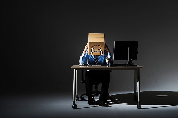 포토 JPG 스튜디오촬영 전신 남자 생각 실내 한명 앉기 정장 성인 앞모습 30대 비즈니스라이프 모니터 어둠 한국인 슬픔 비즈니스맨 종이상자 눈물 고민 사무용책상 성인남자한명만 PTSD 국내포토 1 라이프스타일 옷 감정 뷰포인트 비즈니스 모션 사람 동양인 내부 장년 컴퓨터 상자 직장인 질병 책상 남자한명만 성인남자만 파일형식