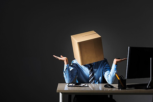 포토 JPG 스튜디오촬영 남자 실내 한명 앉기 정장 손짓 상반신 성인 앞모습 30대 비즈니스라이프 모니터 어둠 한국인 비즈니스맨 종이상자 고민 사무용책상 성인남자한명만 PTSD 국내포토 1 라이프스타일 옷 감정 뷰포인트 비즈니스 모션 사람 동양인 내부 장년 컴퓨터 상자 직장인 질병 책상 남자한명만 성인남자만 파일형식