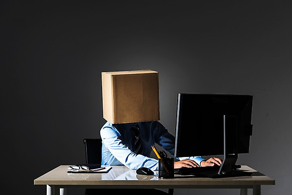 포토 JPG 스튜디오촬영 남자 실내 한명 앉기 정장 상반신 성인 앞모습 30대 비즈니스라이프 모니터 어둠 한국인 업무 비즈니스맨 종이상자 사무용책상 성인남자한명만 국내포토 1 라이프스타일 옷 뷰포인트 비즈니스 모션 사람 동양인 내부 장년 컴퓨터 상자 작업 직장인 책상 남자한명만 성인남자만 파일형식