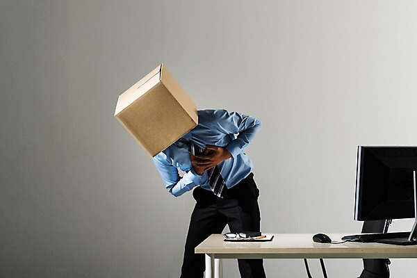 포토 JPG 스튜디오촬영 남자 실내 한명 서기 정장 상반신 성인 앞모습 30대 비즈니스라이프 모니터 고통 한국인 비즈니스맨 종이상자 가슴통증 사무용책상 답답함 성인남자한명만 국내포토 1 라이프스타일 옷 감정 뷰포인트 비즈니스 모션 사람 동양인 내부 장년 컴퓨터 상자 직장인 감각 책상 남자한명만 성인남자만 파일형식