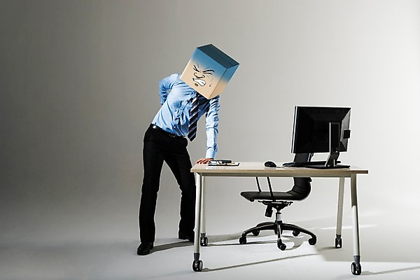 포토 JPG 스튜디오촬영 전신 남자 실내 한명 서기 정장 성인 앞모습 30대 비즈니스라이프 모니터 고통 한국인 비즈니스맨 종이상자 사무용의자 사무용책상 허리통증 성인남자한명만 국내포토 1 라이프스타일 옷 감정 뷰포인트 의자 비즈니스 모션 사람 동양인 내부 장년 컴퓨터 상자 직장인 책상 남자한명만 성인남자만 파일형식