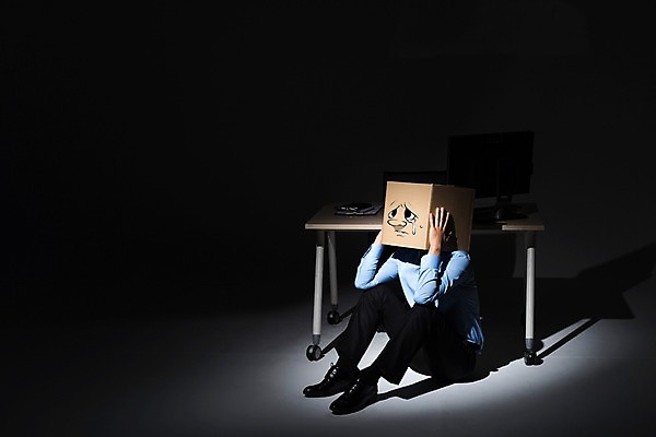 포토 JPG 스튜디오촬영 전신 남자 생각 실내 한명 앉기 정장 성인 옆모습 30대 비즈니스라이프 어둠 한국인 슬픔 비즈니스맨 종이상자 눈물 책상 고민 성인남자한명만 PTSD 국내포토 1 라이프스타일 옷 감정 뷰포인트 가구 비즈니스 모션 사람 동양인 내부 장년 상자 직장인 질병 남자한명만 성인남자만 파일형식