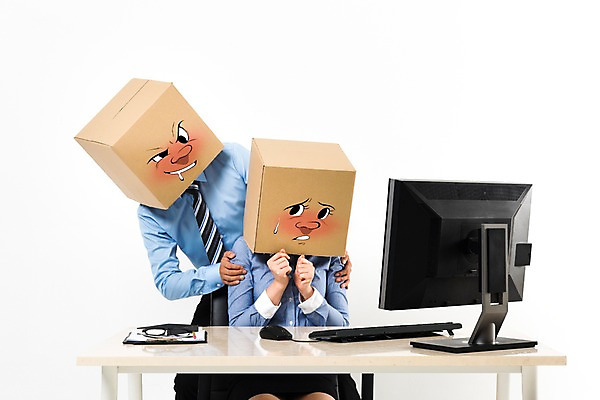 포토 JPG 스튜디오촬영 여자 남자 실내 서기 앉기 정장 상반신 20대 성인 두명 앞모습 30대 비즈니스라이프 모니터 만지기 한국인 비즈니스맨 비즈니스우먼 폭력 무서움 종이상자 불쾌함 사무용책상 성범죄 성희롱 성인만 국내포토 라이프스타일 옷 감정 뷰포인트 비즈니스 모션 사람 동양인 청년 내부 장년 컴퓨터 상자 직장인 범죄 사회이슈 책상 파일형식