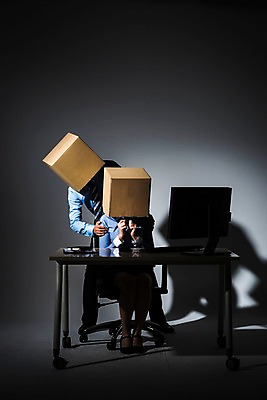 포토 JPG 스튜디오촬영 전신 여자 남자 실내 그림자 서기 앉기 정장 20대 성인 두명 앞모습 30대 비즈니스라이프 어둠 만지기 한국인 비즈니스맨 비즈니스우먼 무서움 종이상자 치마정장 불쾌함 사무용의자 사무용책상 성희롱 성인만 국내포토 라이프스타일 옷 감정 뷰포인트 의자 비즈니스 모션 사람 동양인 청년 내부 장년 치마 상자 직장인 책상 성범죄 파일형식