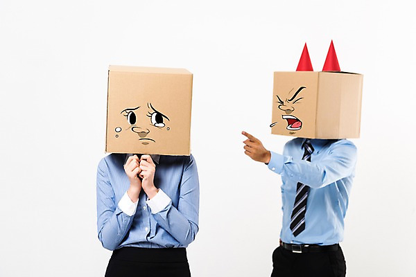 포토 JPG 스튜디오촬영 여자 남자 뿔 실내 서기 정장 손짓 상반신 20대 성인 두명 앞모습 30대 비즈니스라이프 외침 한국인 가리킴 비즈니스맨 비즈니스우먼 폭력 무서움 악마 종이상자 불쾌함 성인만 국내포토 라이프스타일 옷 감정 뷰포인트 비즈니스 모션 사람 동양인 청년 내부 장년 상자 소리 직장인 사회이슈 파일형식