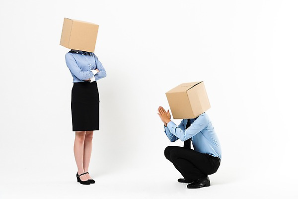 포토 JPG 스튜디오촬영 전신 여자 남자 실내 서기 앉기 정장 20대 성인 두명 옆모습 30대 비즈니스라이프 팔짱 한국인 비즈니스맨 비즈니스우먼 무릎꿇기 꾸지람 종이상자 용서 성인만 국내포토 라이프스타일 옷 뷰포인트 컨셉 비즈니스 모션 사람 동양인 청년 내부 장년 상자 직장인 체벌 파일형식