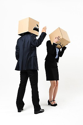 포토 JPG 스튜디오촬영 전신 여자 남자 실내 서기 정장 손짓 20대 성인 두명 옆모습 뒷모습 30대 비즈니스라이프 한국인 비즈니스맨 비즈니스우먼 폭력 무서움 종이상자 위협 불쾌함 성희롱 성인만 국내포토 라이프스타일 옷 감정 뷰포인트 비즈니스 모션 사람 동양인 청년 내부 장년 상자 직장인 사회이슈 성범죄 파일형식