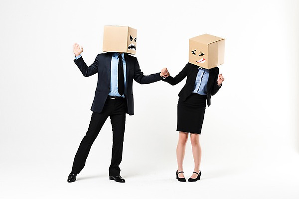 포토 JPG 스튜디오촬영 전신 여자 남자 실내 서기 정장 20대 성인 두명 앞모습 30대 비즈니스라이프 손잡기 한국인 비즈니스맨 비즈니스우먼 폭력 무서움 종이상자 위협 치마정장 불쾌함 때리기 성희롱 성인만 국내포토 라이프스타일 옷 감정 뷰포인트 비즈니스 모션 사람 동양인 청년 내부 장년 치마 상자 직장인 사회이슈 성범죄 파일형식