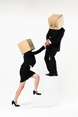 포토 JPG 스튜디오촬영 전신 여자 남자 협력 실내 서기 미소 정장 20대 성인 두명 옆모습 30대 비즈니스라이프 손잡기 한국인 비즈니스맨 비즈니스우먼 종이상자 동료 오르기 성인만 국내포토 라이프스타일 옷 뷰포인트 비즈니스 관계 모션 표정 사람 동양인 청년 내부 장년 상자 직장인 파일형식